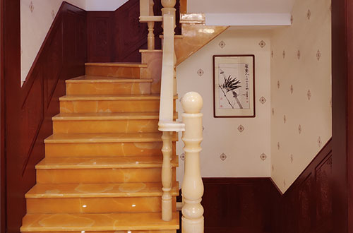 鄂城中式别墅室内汉白玉石楼梯的定制安装装饰效果